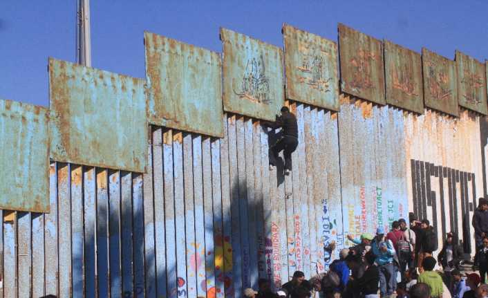 ABD’ye gitmek için Meksika’nın sınır şehri Tijuana’ya ulaşan göçmen kafilesinin