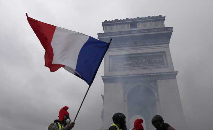 Sarı Yelekliler’in, Fransa’nın başkenti Paris’teki protestoları sürüyor.