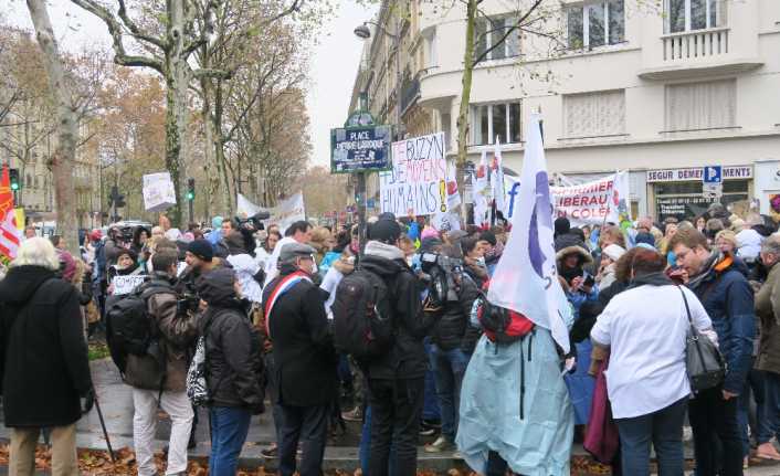 Fransa’da hemşireler, hükümetin hazırladığı yeni sağlık planını protesto etti. 