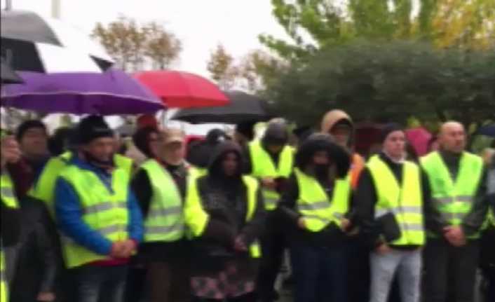 Fransa’da benzin fiyatlarının artışı ve alım gücünün düşüşünü protesto eden