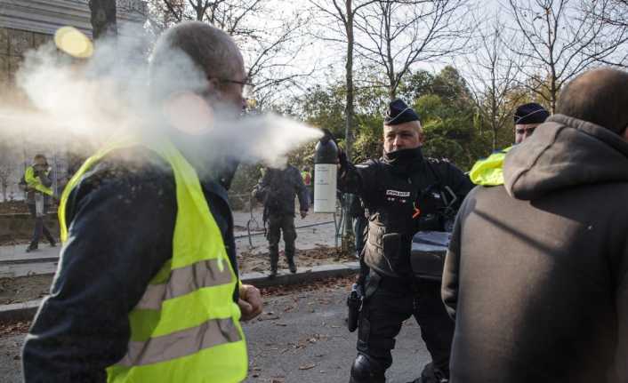 Fransa’da akaryakıt zammına karşı düzenlenen protestolarda 52 kişi gözaltına alındı.