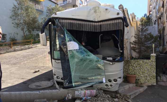 İzmir’in Konak ilçesinde freni boşalan midibüs elektrik direğine çarptı. Direk