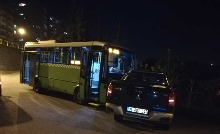 Kocaeli’nin Gebze ilçesinde kamyonetle özel halk otobüsünün çarpışması sonucunda meydana