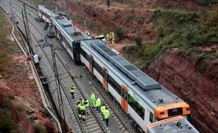 İspanya’nın Barcelona şehrinde yolcu treni raydan çıktı. Kazada 1 kişi