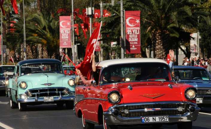 Cumhuriyet Bayramı, İstanbul’da Vatan Caddesi’nde düzenlenen törenle kutlandı. 