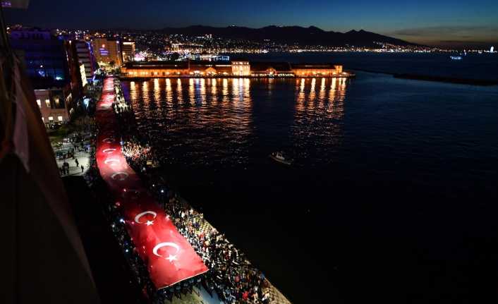 Cumhuriyet’in kuruluşunun 95. yıl kutlamaları İzmir’de görkemli finalle son bulurken,