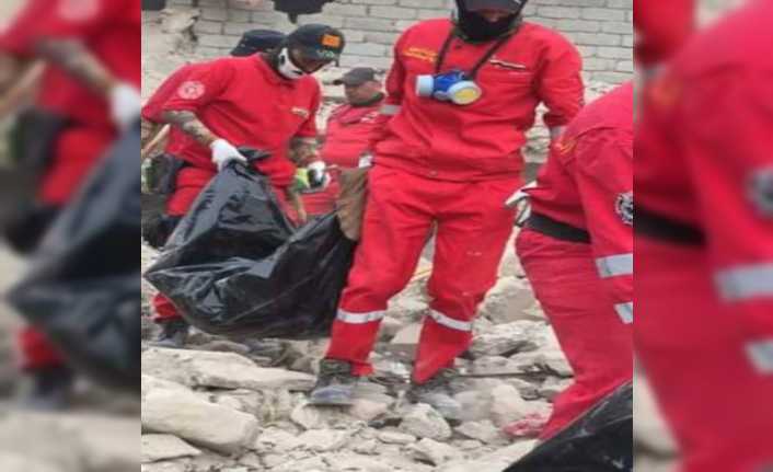 Irak Sivil Savunma ekipleri, terör örgütü DEAŞ’tan temizlenen Musul’da enkaz