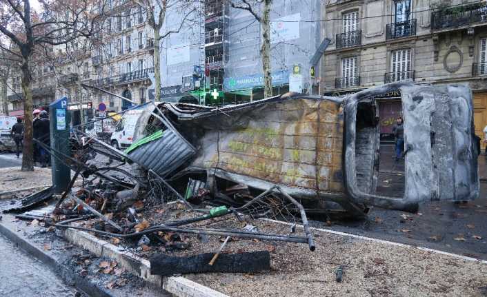 Fransa’nın başkenti Paris, Sarı Yeleklilerin protesto gösterilerinde adeta savaş alanına