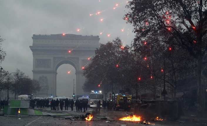 Fransa Başbakanı Edouard Philippe, başkent Paris’te yapılan gösterilerde güvenlik güçlerinin