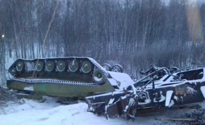 Rusya’nın Omsk bölgesinde ağır zırhlı askeri araçları taşıyan tren devrildi.