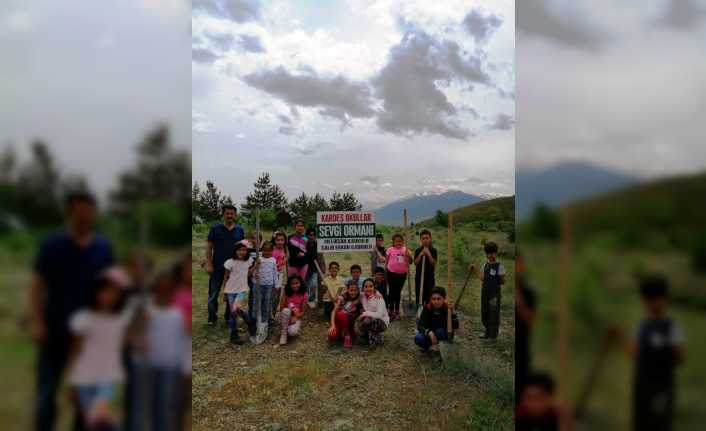 Kardeş okulların Sevgi Ormanı öğrencilerin sevgileri ile büyümeye devam ediyor.
Salih