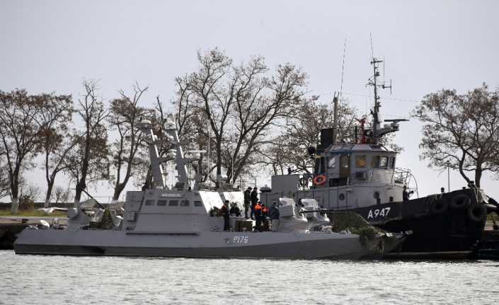 Rus karasularını ihlal ettikten sonra Rus Sahil Güvenliği tarafından vurulan