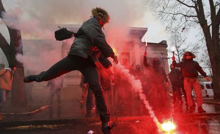 Ukraynalı milliyetçiler, Rusya’nın Ukrayna gemilerine el koyması nedeniyle Harkov’daki Rus