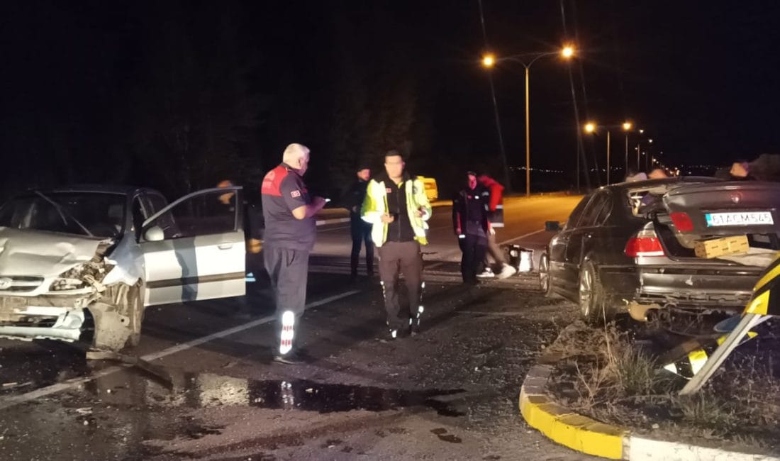 Erzincan’da iki otomobilin çarpışması