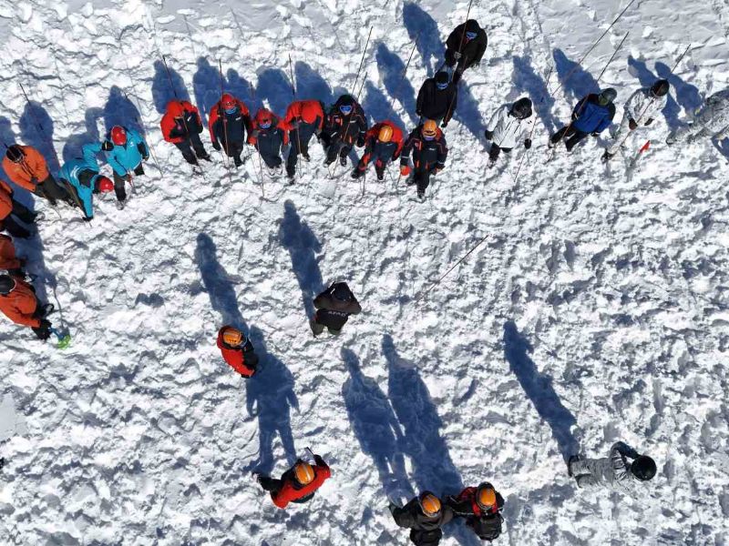 Tatbikatta senaryo gereği çığ altında kalan kayakçılar kurtarıldı.